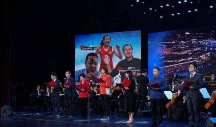  朗斯老将退役仪式感动全场观众  
